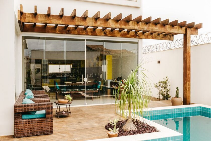 Pergola coulissante r&eacute;tractable 3 &times; 3 m, fixation magn&eacute;tique Outsunny