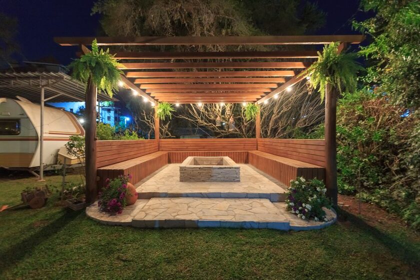 Pergola &agrave; toit r&eacute;tractable 3 &times; 4 m avec 4 stores lat&eacute;raux IDMarket